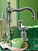 Wasserhahn, Armatur, Waschbecken im Detail, grüne Seife, Nostalgisch