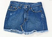Jeans-Mini mit ausgefranstem Saum und gestopften Löchern