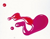 2 Sorten Nagellack als Kleckse: rot und pink, Freisteller