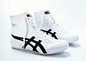 Halbhohe Sneakers weiß-schwarz von Asics Tiger.
