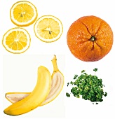 Eine Apfelsine, Bananen, Zitronen in Scheiben und Petersilie
