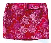 Freisteller: Pinker Minirock mit Blumenmuster und Gürtel