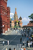 Roter Platz in Moskau im Frühling mit Touristen und Einheimischen