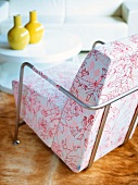 Sessel mit Edelstahlrohr und Blütenbezug weiss, rot, rosa