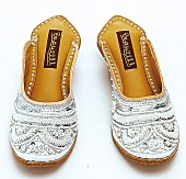 Orientalische Schuhe mit Pailletten bestickt.