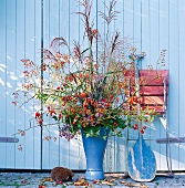 Herbststrauß aus Hagebutten, Efeu, Herbstastern, Chinaschliff