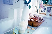 Badezimmer-Deko am Rand der Wanne Blumenvase, Muscheln in Schale