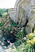 3 Statuen im Garten des Schlosshotels Münchhausen.