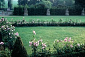 Rosenbeet im Schlosshotel Münch- hausen, hinten Pavillon.