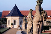 Blick auf Statuen und Pavillon im Schlosshotel Münchhausen.