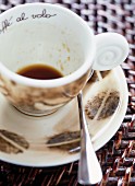 Kaffeetasse mit Kaffeebohnenmuster & Kaffeerest