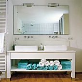 Großer Spiegel hängt über einem Waschtisch mit 2 Waschbecken