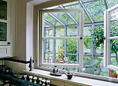 Küche mit geöffnetem Fenster zum Wintergarten