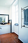 Helles Badezimmer, großer Spiegel, 2 Waschbecken, großes Fenster.