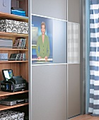 Schrank in Grau als Bildschirm, Fernsehprojektor hinter Tür