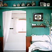 Wanne vom Raum durch grüne Wand ge- trennt, Waschbecken und e. Borte.