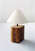 Freisteller: Lampe mit Standfuß aus altem, abgelagertem Kernholz