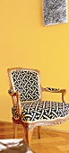 Stuhl barock mit geometrischem Muster in Gelb-Schwarz
