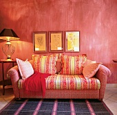 Sofa und Zimmer in Rosa, Lampe, Bilder, Opulenz + Gemütlichkeit