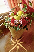 Blumengesteck mit Rosen, Efeu, Äpfel in Vase im Naturton