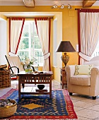 Wohnzimmer im Ethno Look: Teppich au s Marokko, Sofatisch aus Teakholz