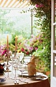 Gedeckter Tisch im Restaurant Le Val d' Or, Blick in den Garten.