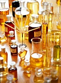 Verschiedene Duftessenzen in Flaschen und Reagenzgläsern