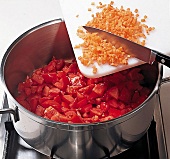 Teigwaren. Möhrenwürfel zu den Tomatenwürfeln in Topf geben, Step 2