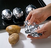 Potatoes wrapped in aluminium foil for preparing pasta, step1