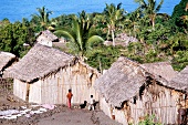 Fischerhäuser aus Palmenblättern und Holz am Strand von Grande Comore