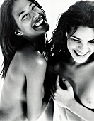Zwei lachende Frauen mit nacktem Öberkörper, s-w-Aufnahme