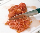 Das Innere der ausgehöhlten Tomate mit einem Messer grob hacken, Step 2