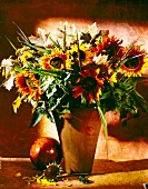Sonnenblumen, Ahornzweige und ver- schiedene Gräser in einer hohen Vase