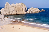 Blick auf den Strand, das Meer, die Felsenküste von Playa de Cobachos