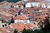 Blick über die typischen roten Ziegeldächer e. Bergdorfes in Spanien