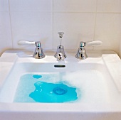 Waschbecken mit Hebelgriff-Armatur, Wasser, Badezimmer in Weiß