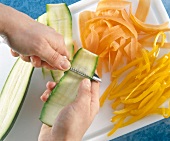 Karotten und Zucchini in dünne Scheiben schneiden, Step 1