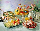 Osterfrühstück, Eierpfanne, Hefekran z, Erdbeeren, Geschirr.