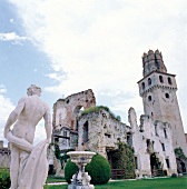 Aussenansicht der Ruine vom Castello San Salvatore