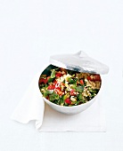 Bulgur-Salat mit viel Petersilie und Tomaten in silberner Schale, Deckel