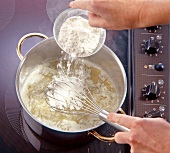 Step 3 zu Ochesnzunge + Rosinensoße: Mehl unter Rühren in Topf zugeben