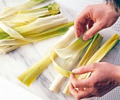 Separating leek leaves from each other