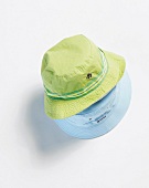 grüner und blauer Hut 