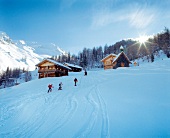 Schneelandschaft mit Bergen und Holz hütten in Osttirol, Villgratental