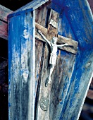 Wegkreuz mit Kruzifix aus Holz 
