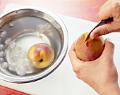Haut mit einem Küchenmesser vom Pfirsich abziehen, Step 2