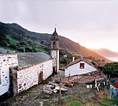 Blick auf eine Wallfahrtskapelle in San Andrés de Teixido, Spanien