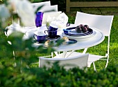 Gartenmöbel, gedeckter Tisch im Garten