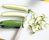 Zucchini vierteln und in dünne Schei ben schneiden, Step.