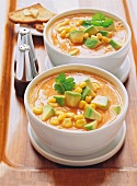 Tomatensuppe mit Mais und Avocado 